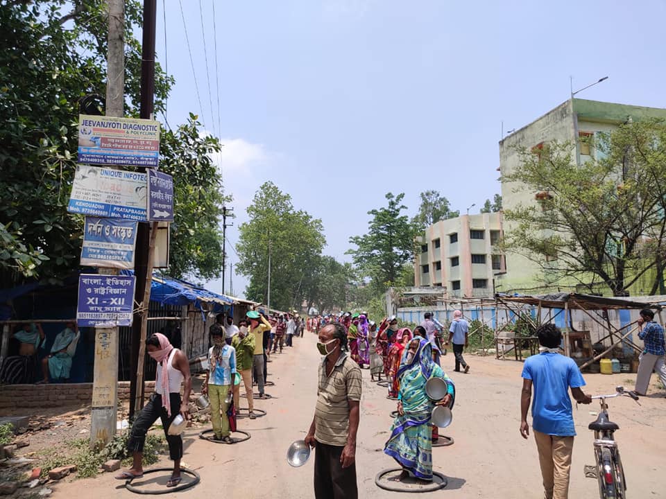 VFVINDIA's tweet photo. Today, it's 44th day ! The volunteers are distributing food amongst migrant workers and homeless people during the nationwide lockdown in West Bengal. https://t.co/E5yU6leN8B