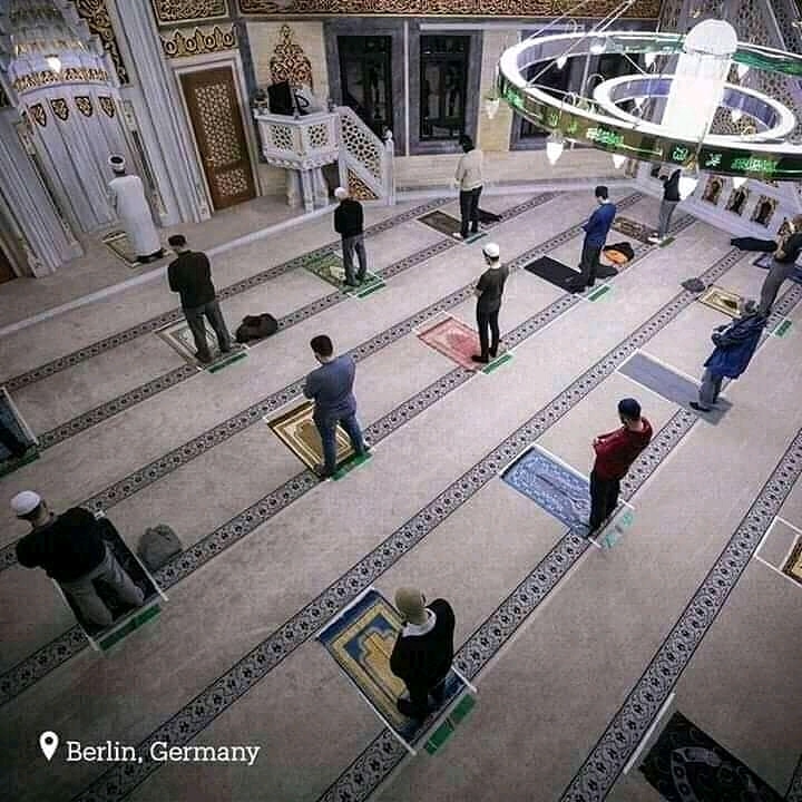 Mehvish786's tweet photo. #ramzan #namaz #salah in #germany🇩🇪 #berlin #socialdistancing #mashaallah https://t.co/pcF5l1gCBG