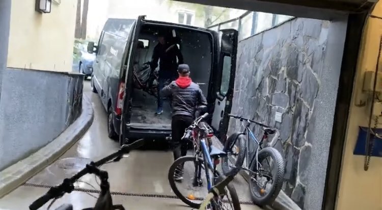 CCH pakkasi Ice Hearts-nuorille 31 pyörää, joilla he pääsevät jatkossa kouluun ja treeneihin. Kiitos myös Jouni Kemppi, Huntteri ja Velosport avusta. #pyöräily 

youtu.be/isD5YDkYuIw