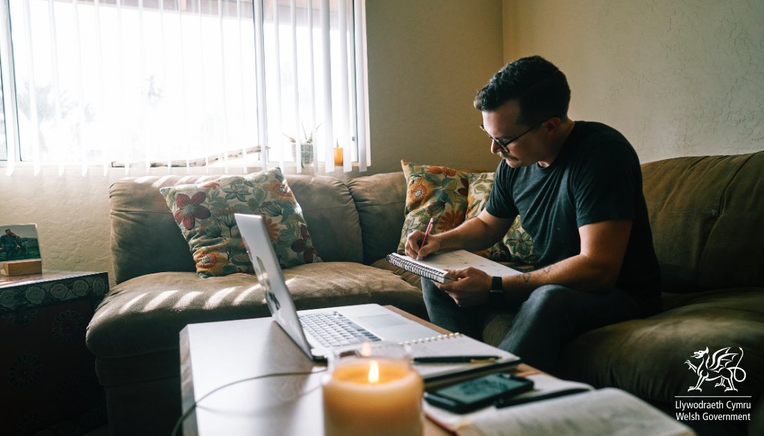 WelshGovernment's tweet image. 🏡Our message remains that if you can work from home, you should do so. 

For businesses that are open, the 2 metre physical distancing duty in Wales is law.

More here 👉 gov.wales/business-and-e…