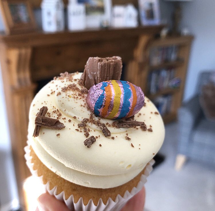 lizzybbee's tweet photo. It has to be my favourite cake shop in #york for ‘C’. @CrumbsCupcakery is run by two lovely sisters who are now doing delivery to keep us locals sane! 🧁🥰 #MayIRecommendA2Z @journiesofalife @ExpressionsSA @live4sights https://t.co/s7fNWHnoWm