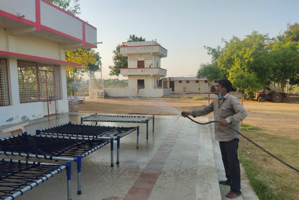 COPrantijNP's tweet photo. #CoronaUpdate 
#CoronaActivity
*પ્રાંતિજ નગરપાલિકા દ્વારા રેલ્વે સ્ટેશન જીઇબી પાછળ 52 ગોર પટેલ સમાજ વાડી માં સેનેટાઈઝિંગ ની કામગીરી હાથ ધરવામાં આવી.@COPrantijNP 
@akpstars1 https://t.co/XhTyiPMHgh