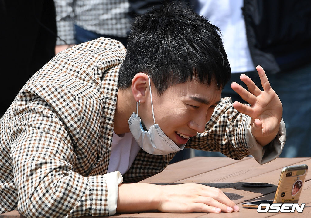 btob_useless's tweet photo. 은광의 핸드폰에는 본인의 스티커가 붙어있다. https://t.co/T7XvNP7An8