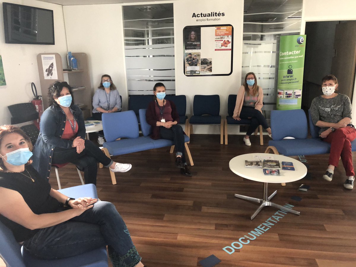 Aujourd’hui livraison du matériel de protection sanitaire dans les agences #poleemploi #Gard et #Lozere : ici à Vauvert, une équipe locale de référents sanitaires et de conseillers prépare l’agence pour accueillir sur RdV à partir du 18 mai prochain.