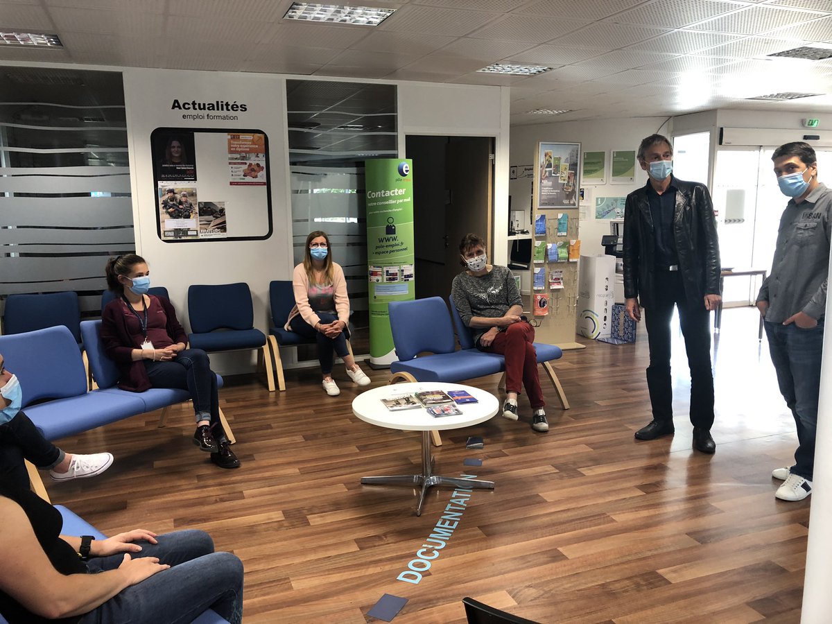 Philblachere's tweet photo. Aujourd’hui livraison du matériel de protection sanitaire dans les agences #poleemploi #Gard et #Lozere : ici à Vauvert, une équipe locale de référents sanitaires et de conseillers prépare l’agence pour accueillir sur RdV à partir du 18 mai prochain. https://t.co/NRS98XfjnI