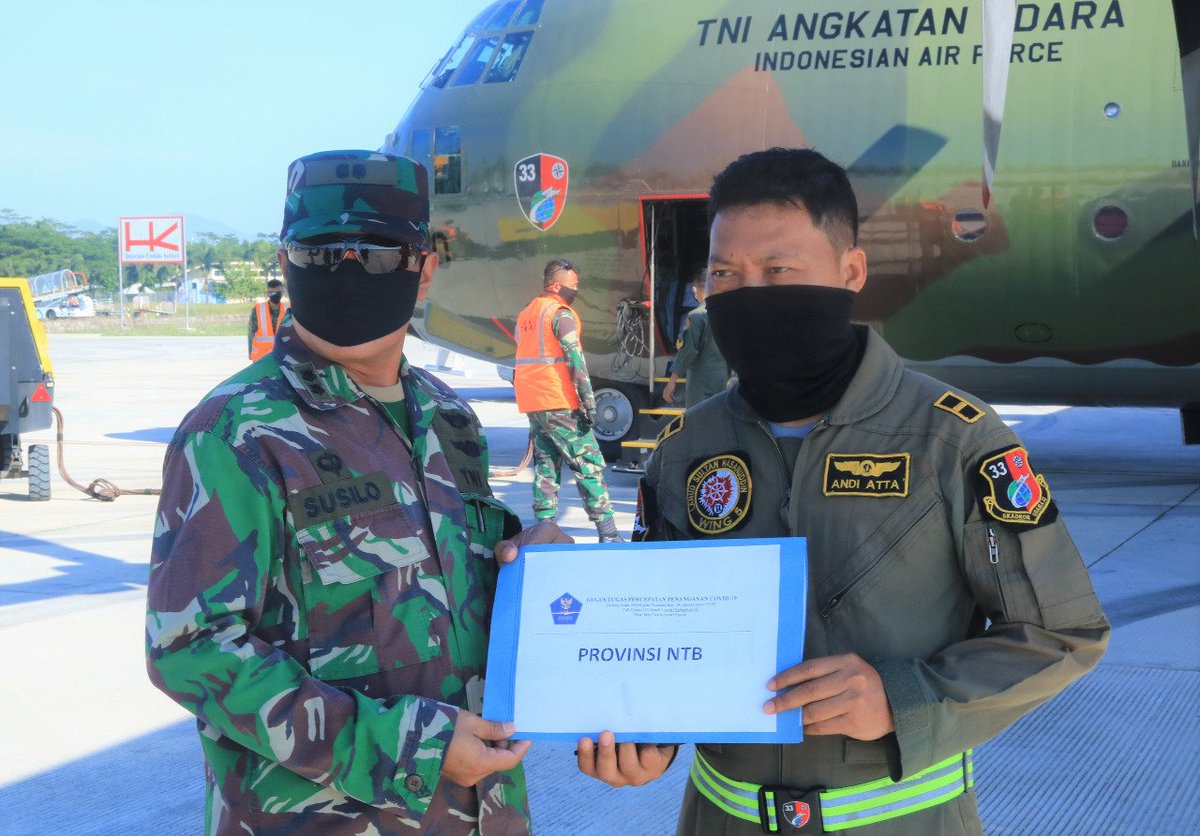 LanudZ's tweet photo. Pesawat TNI AU Distribusikan APD Ke Lanud Zam Untuk Diserahkan Ke BPBD
Kedatangan Pesawat TNI AU C-130 A-1330 ke Lombok Internasional Airport membawa dukungan Alat Pelindung Diri (APD) dari Halim Perdana Kusuma. Tepatnya pukul. 08.47 Wita pesawat TNI AU tiba di Lombok https://t.co/rYFMOBv0pK