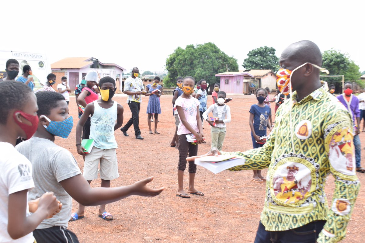 ManhyiaPalace's tweet photo. As part of efforts to promote reading and learning whilst at home, Otumfuo Charity Foundation has distributed story books and dictionaries to 202 JHS students at South Suntreso community.
#OneStoryBook
#OneDictionary
#SupportBasicEducation https://t.co/HsOYswYBP8