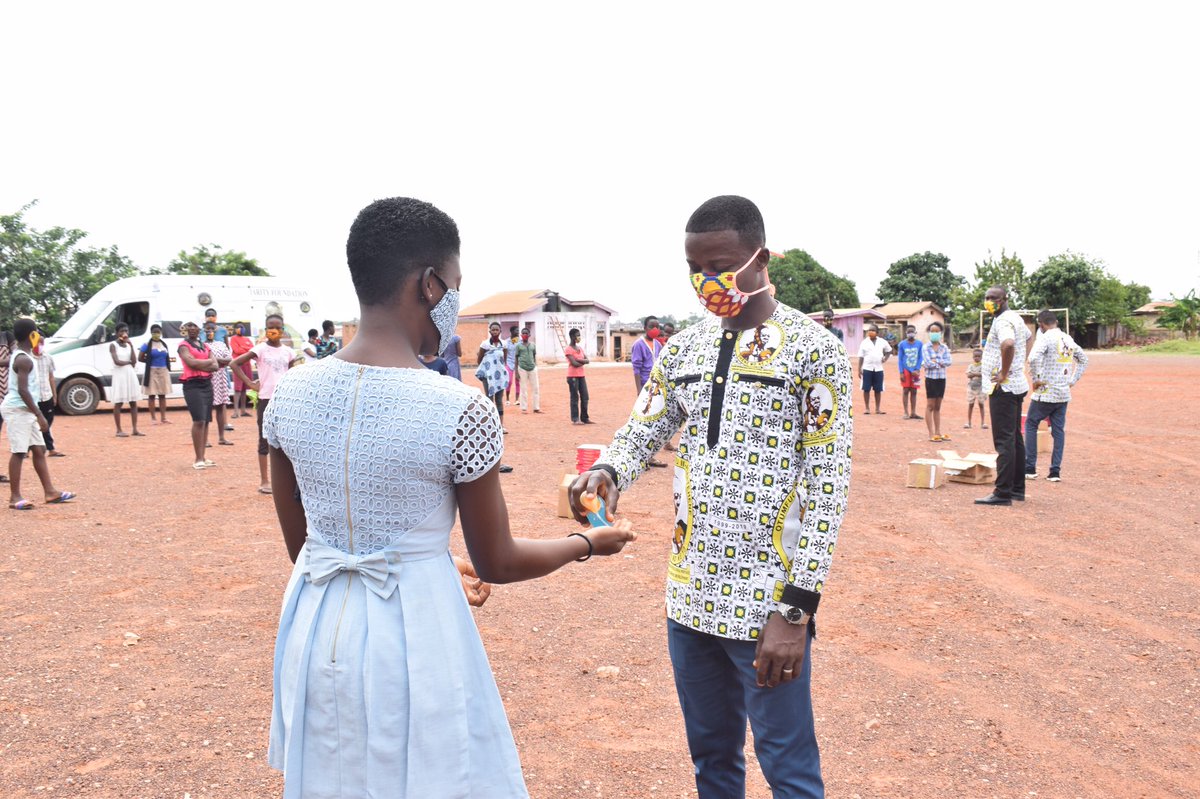 ManhyiaPalace's tweet photo. As part of efforts to promote reading and learning whilst at home, Otumfuo Charity Foundation has distributed story books and dictionaries to 202 JHS students at South Suntreso community.
#OneStoryBook
#OneDictionary
#SupportBasicEducation https://t.co/HsOYswYBP8