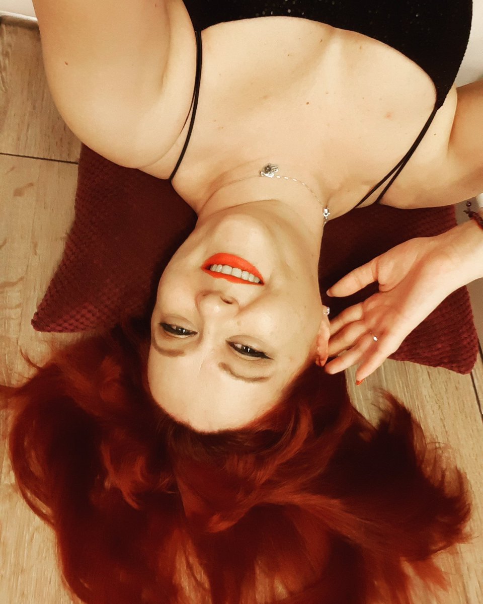 MelodyEllisa's tweet photo. Like the ocean, pretty and calm on the surface, but dive down into my depths and you'll find beauty most people never see #classylady #redhead #smilemore #livejasmin #TuesdayThoughts #kissmelips #smilingeyes #redhairlove https://t.co/dnR4oUDYwY