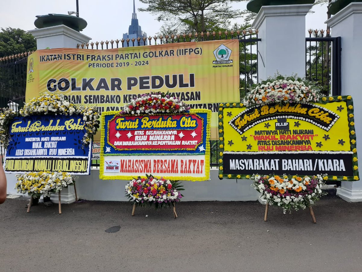 AksiLangsung's tweet photo. Karena yang mendaku sebagai wakil rakyat sebenarnya adalah kumpulan orang-orang yang tak punya nurani, rakus dan serakah. Orang-orang yang menginjak harga diri rakyat. Mereka tidak pantas dihormati! 

#ReformasiDikorupsi https://t.co/cgBPhzFXcQ