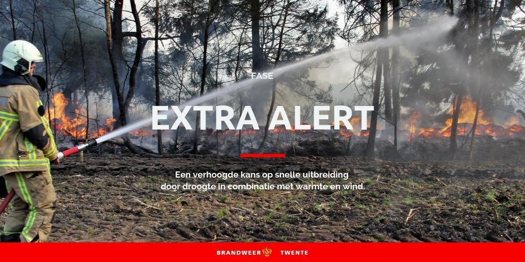 BrandweerTwente's tweet photo. Droogte in de natuur, in combinatie met harde wind en hoge temperatuur, geeft een verhoogde kans op snelle uitbreiding van een eventuele natuurbrand. Daarom is het Natuurbrandrisico aangepast: Fase extra alert! Wees extra alert en meld brand via 112! 
https://t.co/v77aDiSCFU https://t.co/uuhVNXqhAa