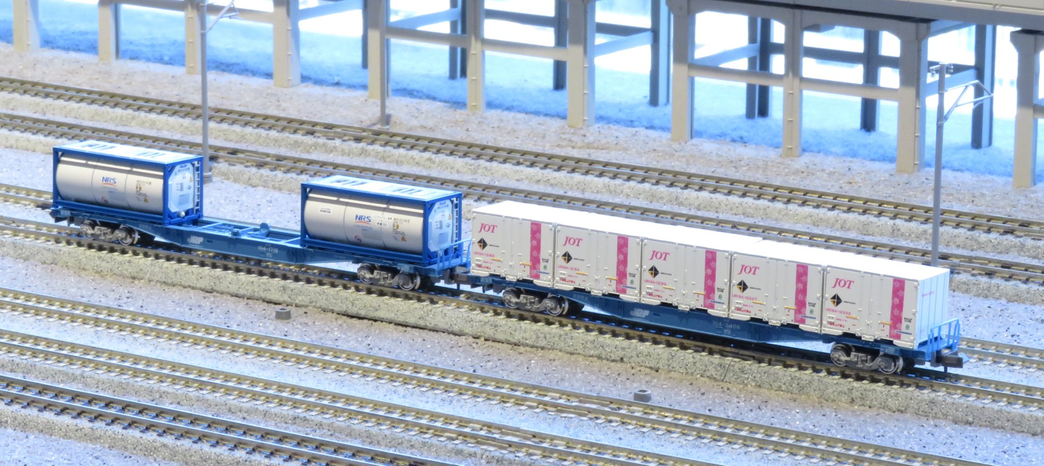 タンクコンテナ　コキ　3両 EXzOXkVUYAEtFdr.jpg:large