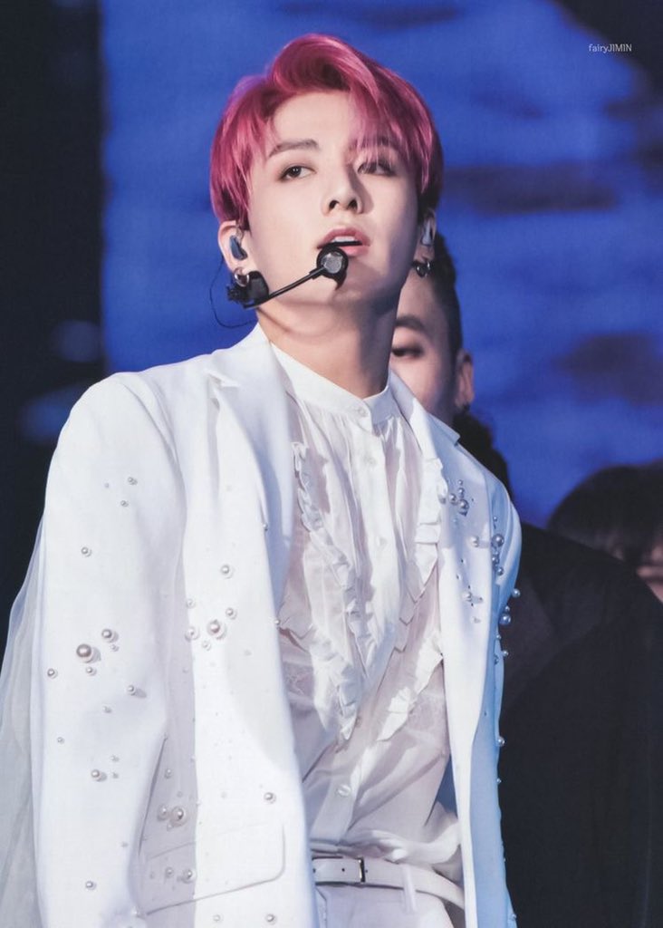jeonfolders's tweet photo. [RECORD] ‘Euphoria’ by Jungkook extends its record as the longest charting song by a male idol on Billboard’s World Digital Song Sales — with 25 weeks. https://t.co/bySTdPJmPx