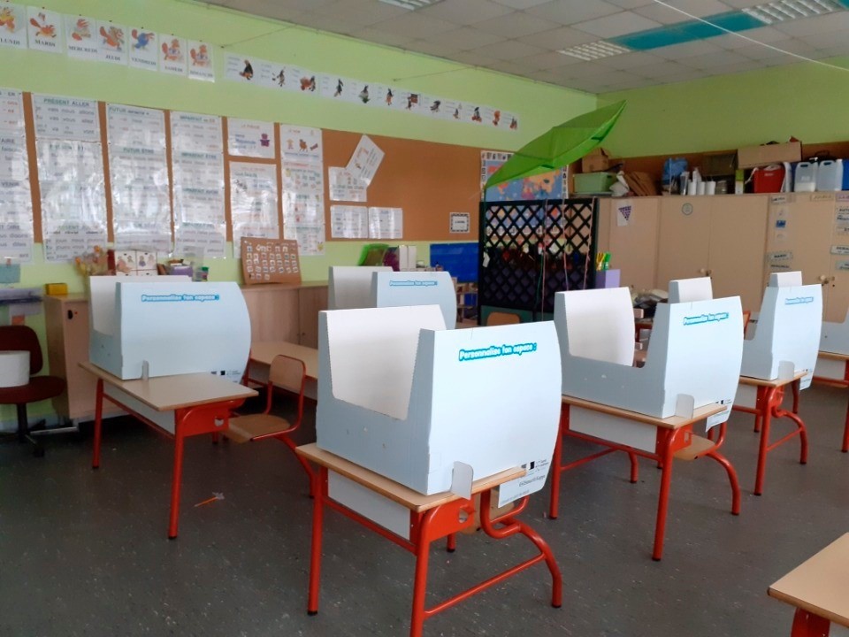 JFaerber's tweet photo. S'agit-il d'une salle de classe favorisant le retour des "interactions sociales" comme le dit Blanquer ou bien d'un centre de détention ? Vous avez 4h. https://t.co/uepueUDJBC
