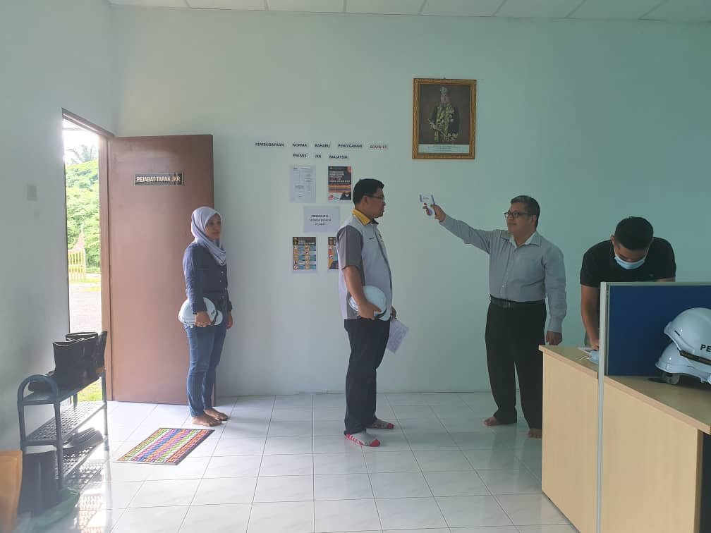 UPKEcer3's tweet photo. Pembudayaan Norma Baharu Pencegahan Covid-19 Di Pejabat Tapak Bina Projek Pakej 6A Aring Gua Musang dengan Pemarkahan 80% Pematuhan berdasarkan SOP:-
a. Sebelum masuk ke Pejabat
b. Bilik Mesyuarat
c. Pantry https://t.co/jTZt5fbiYV