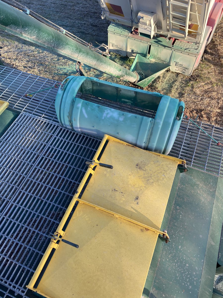 AndrewThomfarms's tweet photo. Bit of a #aghack for simplicity bins. Something we made a couple of years ago. Gets the bin right full and stops grain and fert splashing all over the bin @simplicityaus better make one for your new bin @ipaddockapps https://t.co/IRnCfRLk9I