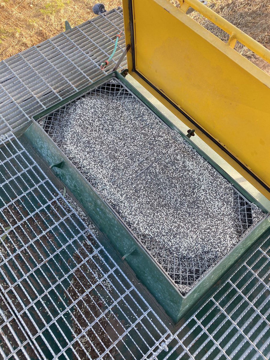 AndrewThomfarms's tweet photo. Bit of a #aghack for simplicity bins. Something we made a couple of years ago. Gets the bin right full and stops grain and fert splashing all over the bin @simplicityaus better make one for your new bin @ipaddockapps https://t.co/IRnCfRLk9I