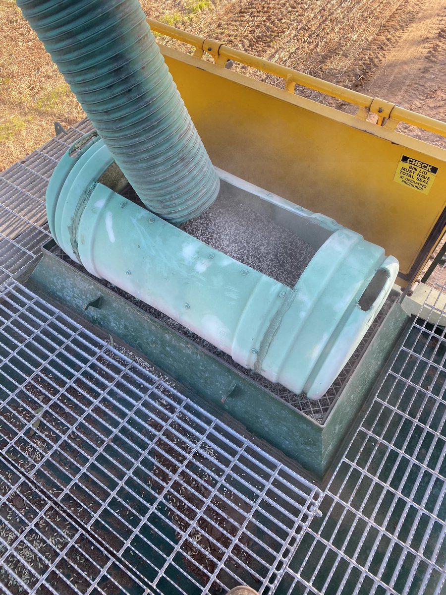 AndrewThomfarms's tweet photo. Bit of a #aghack for simplicity bins. Something we made a couple of years ago. Gets the bin right full and stops grain and fert splashing all over the bin @simplicityaus better make one for your new bin @ipaddockapps https://t.co/IRnCfRLk9I