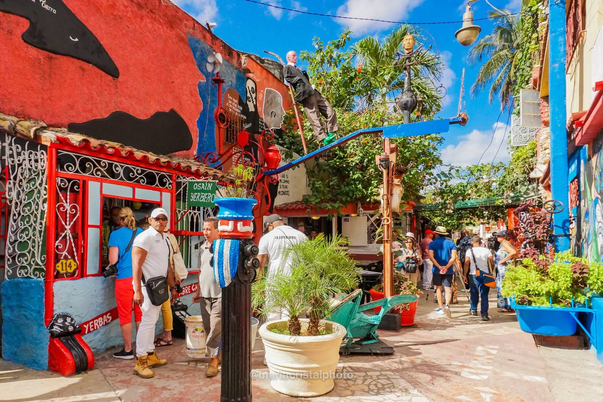 Pulpiperu_GIAT's tweet photo. Hoy nos hemos ido a #Cuba con @ClaudiacubaG . Nos han recomendado el Callejón de Hamel. Se trata de uno de los principales focos de cultura afrocubana que hay en La Habana, y se recomienda ir en domingo!!! Estoy deseando ir, os imagináis tomar ron cubano ahí? 😍🇨🇺#1GIATporelmundo https://t.co/V58fOv3nkd