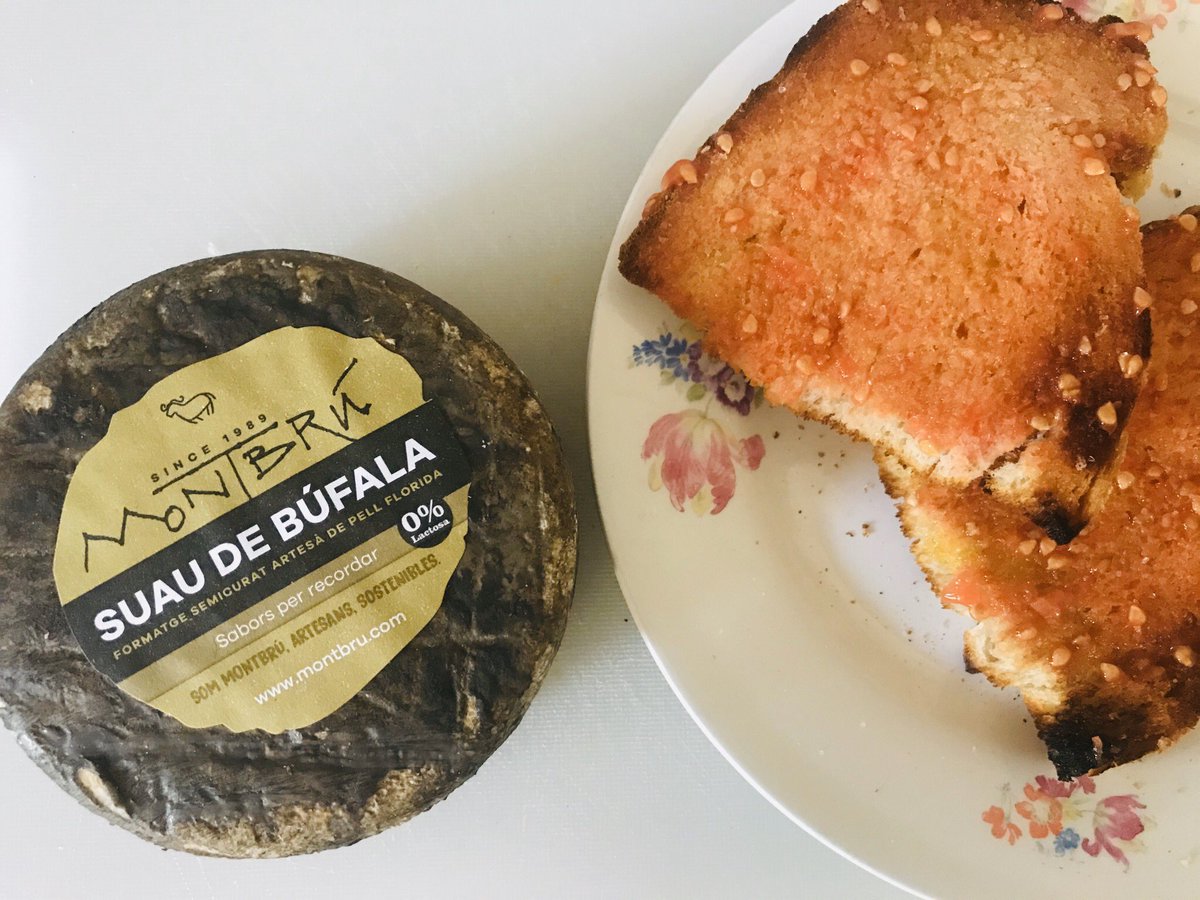 montseliria's tweet photo. AIXÍ, SÍ!! #bondia i #bonesmorzar
@formatgemontbru Suau de búfala i pa amb tomàquet! 😋 https://t.co/PsvkjlXJUt
