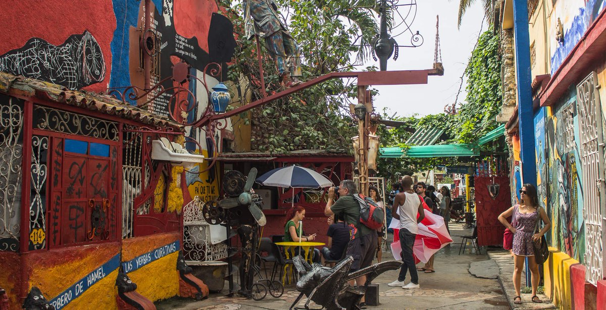 Pulpiperu_GIAT's tweet photo. Hoy nos hemos ido a #Cuba con @ClaudiacubaG . Nos han recomendado el Callejón de Hamel. Se trata de uno de los principales focos de cultura afrocubana que hay en La Habana, y se recomienda ir en domingo!!! Estoy deseando ir, os imagináis tomar ron cubano ahí? 😍🇨🇺#1GIATporelmundo https://t.co/V58fOv3nkd