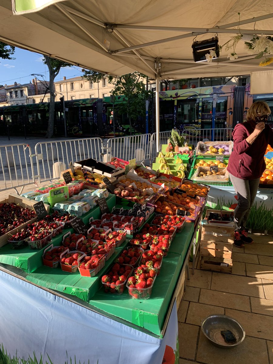 PerezVeronique1's tweet photo. Réouverture progressive des marchés de plein air et distribution de visières, ce matin,Tastavin ,Plan Cabanes . Les Montpelliérains sont heureux de retrouver leurs marchés en respectant les consignes de sécurité @Saurel_P @montpellier_ @RuptureTech https://t.co/aA4SW7c3CQ