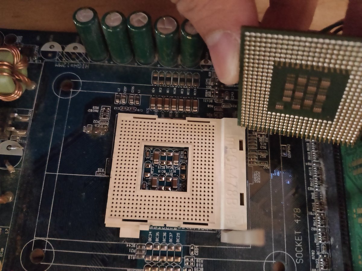 TRX9800_'s tweet photo. #自作PC #Pen4 #Pentium4 #GIGABAYTE
なんか物置整理してたら
Pen4 (2.4Ghz)乗っけたが初自作がでてきた
GIGABAYTEさん
当時はお世話になりました.... https://t.co/ddEcl9suHb