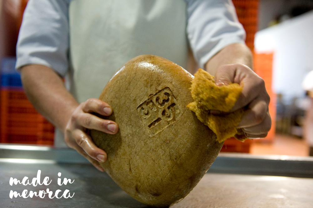 2019: el formatge #madeinmenorca en dades 🐄🧀
➝ 120 ramaderies
➝ 48 formatgeries > 42 artesanes
➝ 33 empreses comercialitzadores
➝ 3,1 M kg. produïts
➝ 2,5 M kg. comercialitzats
➝ 16,2 M euros facturats
➝ 49 països compradors

Més info: bit.ly/formatge_menor…