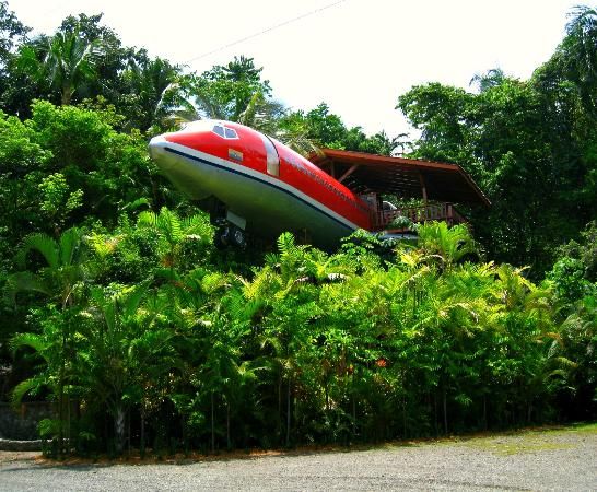 Pulpiperu_GIAT's tweet photo. @CostaricaGiat nos ha enseñado lo precioso que es #CostaRica una de las cosas que me han encantado 😍 es un avión abandonado colombiano que lo han transformado en un hotel. ¿Alguien se viene conmigo? 🇨🇷🛩️💚
#1GIATporelmundo https://t.co/ec1u3HBOnX