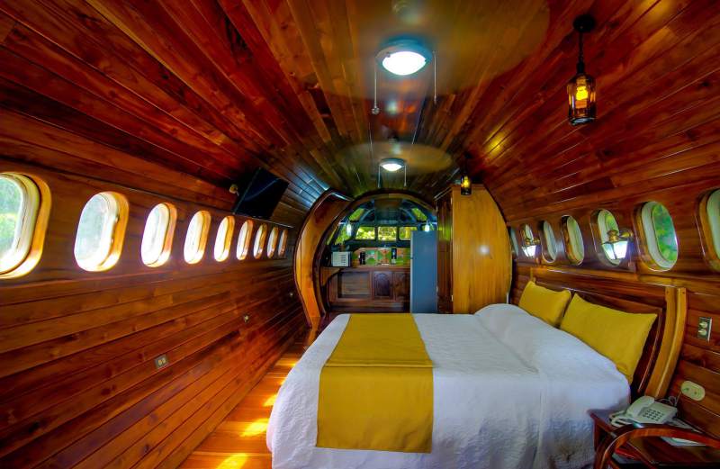 Pulpiperu_GIAT's tweet photo. @CostaricaGiat nos ha enseñado lo precioso que es #CostaRica una de las cosas que me han encantado 😍 es un avión abandonado colombiano que lo han transformado en un hotel. ¿Alguien se viene conmigo? 🇨🇷🛩️💚
#1GIATporelmundo https://t.co/ec1u3HBOnX