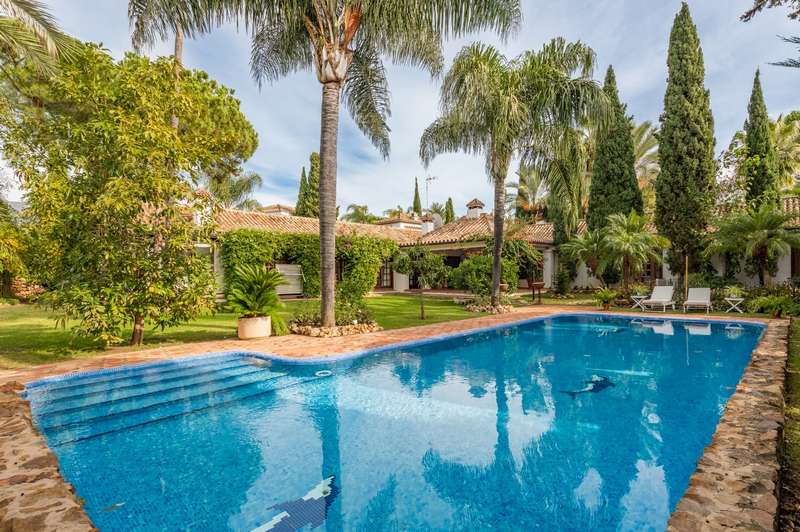 panorama_spain's tweet photo. Elegant front line golf villa in Los Naranjos! Exceptional property. Ref. 11621. https://t.co/ClHiDK93nW #losnaranjos #golf #golfproperty#marbellagolf #frontlinegolf #golflovers #marbellaproperty https://t.co/tVsmd4Xndv