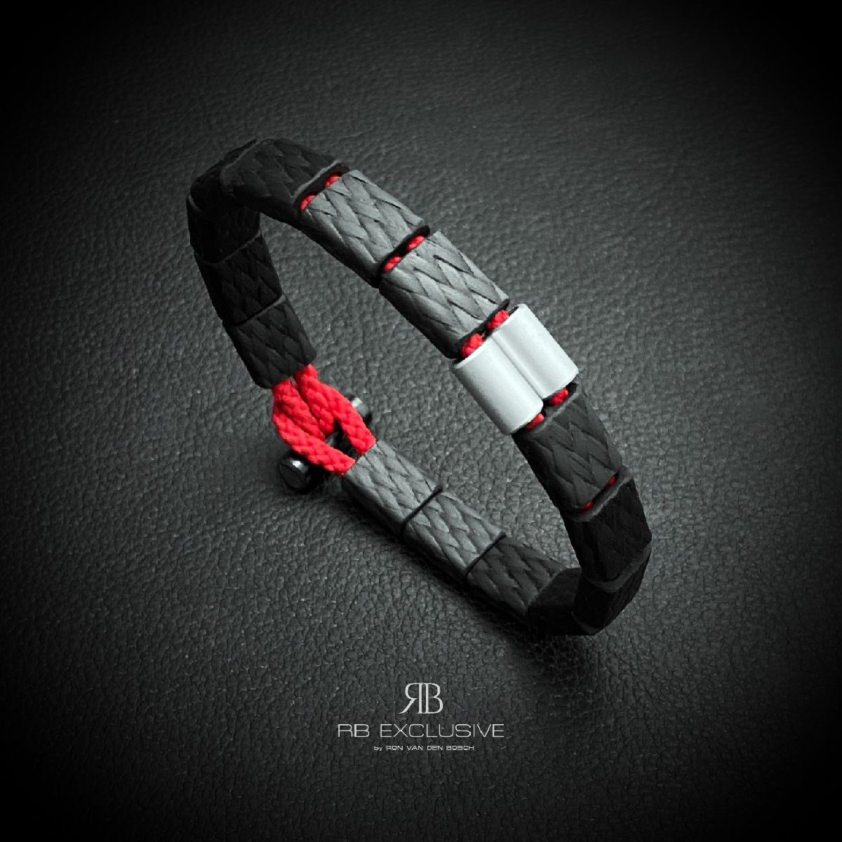 RONvandenBOSCH_'s tweet photo. Maak je outfit compleet met stijlvolle accessoires.
https://t.co/BHRidjhKM0

#armband #outfit #fashion #handgemaakt #carbon #rbexclusive https://t.co/XnGmtGvVRU