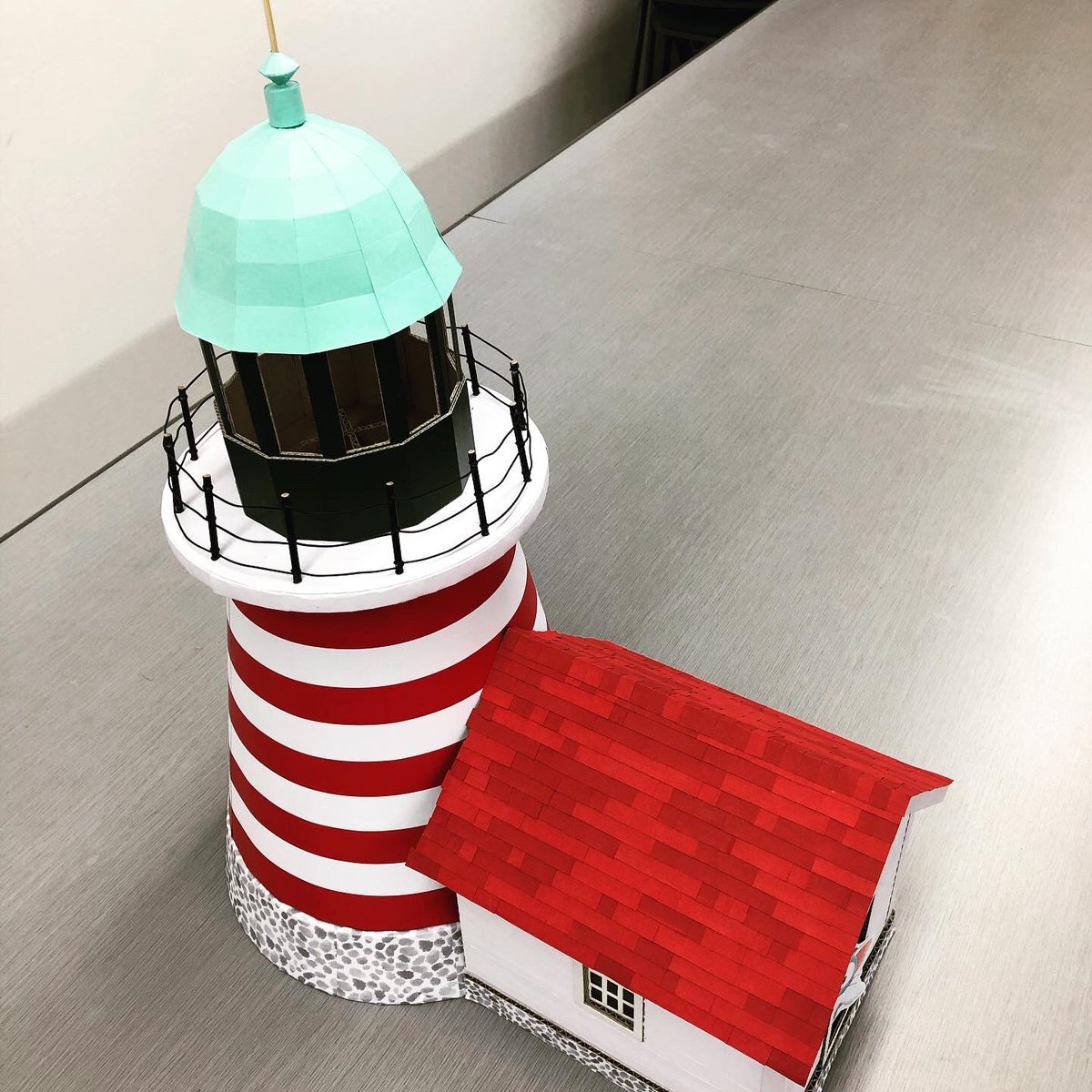 Uzivatel ボエ鳥工作 昼休み限定 Na Twitteru ディズニーシーの中でも特に大好きなケープコッドの灯台 いろいろ省略しましたが これで完成とします 皆さま応援していただきありがとうございました ディズニーシー ケープコッド 灯台 ジェラトーニ