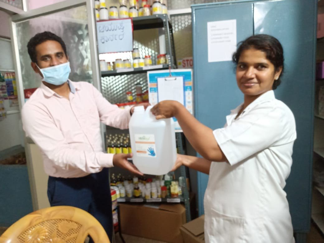 Our team in collaboration with <a href="/KushaKapila/">Kusha Kapila</a> and <a href="/ketto/">Ketto</a>  donated 50Litres of sanitizers to 17 Primary health care centre’s in Doddaballapura (Rural Bangalore)

#Honoured to be able to work with  amazing people to help our Covid heroes!

Thank you, <a href="/kushakapila/">Kusha Kapila</a> &amp; <a href="/kettoindia/">Sharvan</a> !