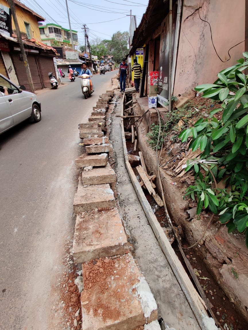 Jayeshvsal's tweet photo. Commenced major repair work of cross drains and road side drains at Verem Junction & Market area. After the drains are repaired and cleared, hotmixing of the road will be carried out from Betim to Nerul Bridge and till Mansher in Verem. #PuttingBasicsInPlace #VeremForward https://t.co/vOwEFZmFAY