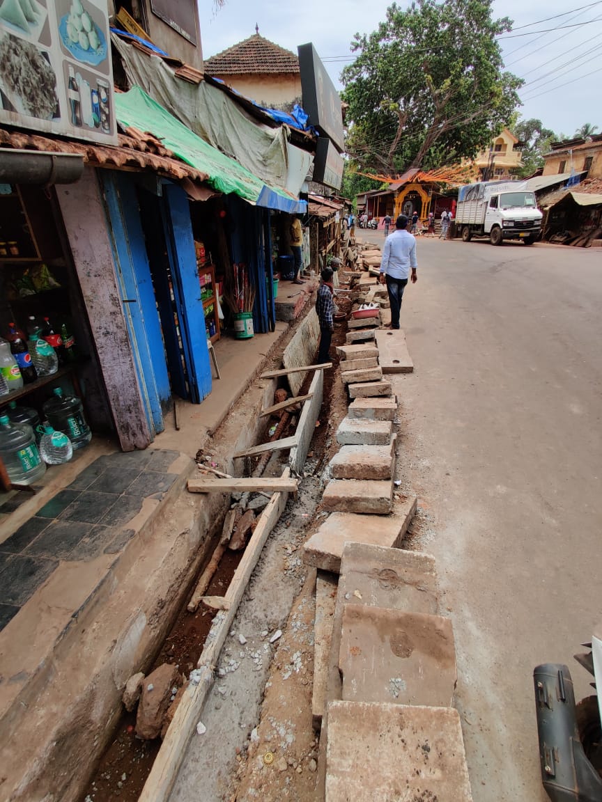 Jayeshvsal's tweet photo. Commenced major repair work of cross drains and road side drains at Verem Junction & Market area. After the drains are repaired and cleared, hotmixing of the road will be carried out from Betim to Nerul Bridge and till Mansher in Verem. #PuttingBasicsInPlace #VeremForward https://t.co/vOwEFZmFAY