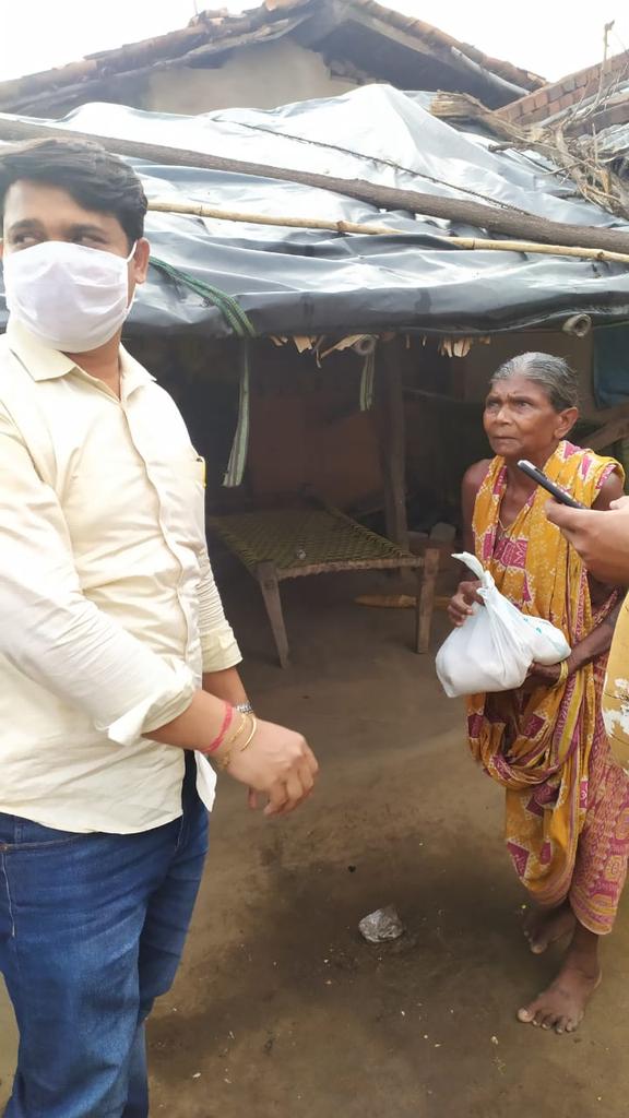 Nihar_Bjd's tweet photo. Ration materials is provided to some helpless families in #Tebadungri village in #Loisingha block and #BeheraPali village in #Puintala block under Loisingha constituency.
#COVID19Pandemic
@CMO_Odisha
@Amar4Odisha @BJDITWing @pranabpdas @sasmitpatra @TukuniSahu @aksahoo_odisha https://t.co/kgP0rPBGtp
