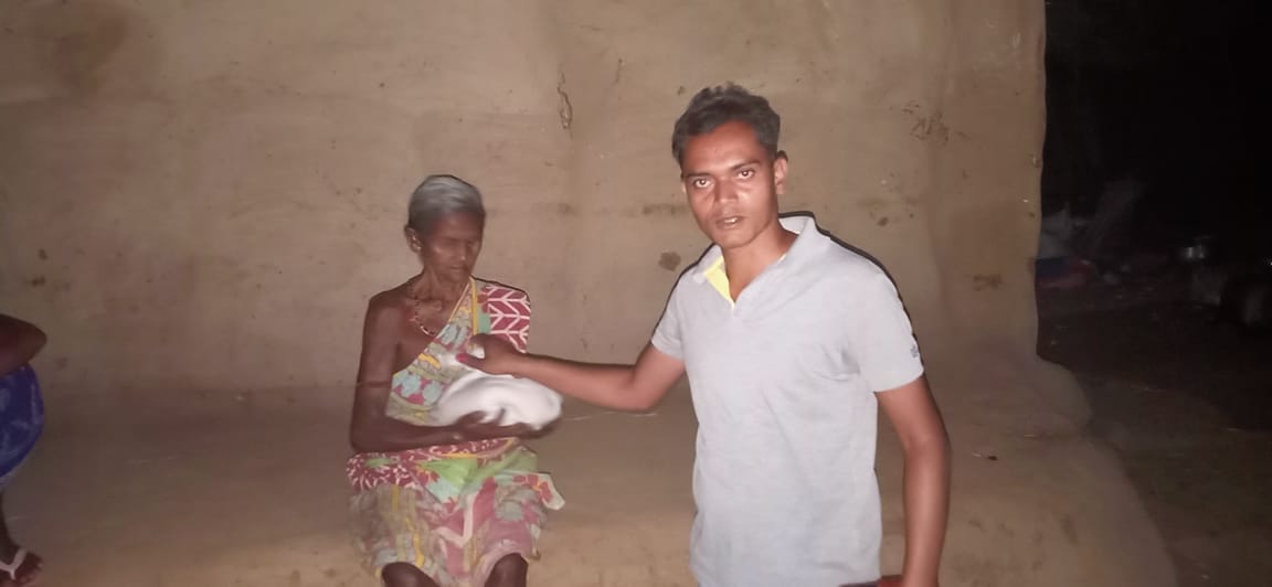 Nihar_Bjd's tweet photo. Ration materials is provided to some helpless families in #Tebadungri village in #Loisingha block and #BeheraPali village in #Puintala block under Loisingha constituency.
#COVID19Pandemic
@CMO_Odisha
@Amar4Odisha @BJDITWing @pranabpdas @sasmitpatra @TukuniSahu @aksahoo_odisha https://t.co/kgP0rPBGtp