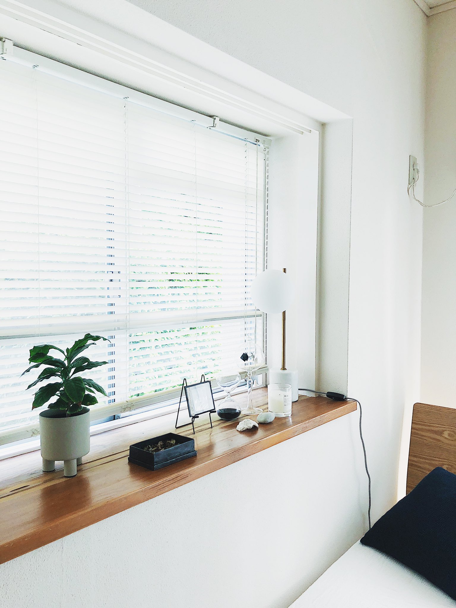 尾花 大輔 奥の寝室に改造したブラインド付けた サイズ調整して良い感じ 元はニトリで1300円 ここ眩しいくらい陽があたるからインテリア雑誌みたいな写真撮れる T Co Lax0fd8mhc Twitter