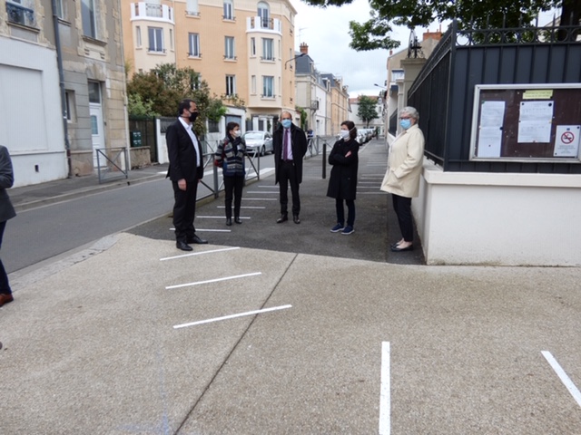 DSDEN_03's tweet photo. Visite de M. le Recteur @BenmiloudKarim à l'école Sévigné Lafaye de @VilleDeVichy en présence de Mme PRESTAUX - @DSDEN_03, Mme LECAILLON @Prefet03, M. @Aguilera_Fred- Maire, Mme @B_Peyrol - députée 
➡️ #DistanciationSociale 
➡️#portdumasque 
➡️#protocolesanitaire 
#deconfinement https://t.co/SyJKbrcdVW