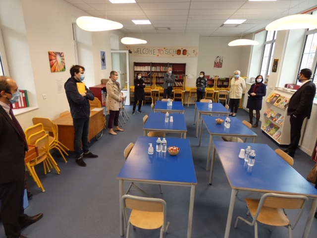 DSDEN_03's tweet photo. Visite de M. le Recteur @BenmiloudKarim à l'école Sévigné Lafaye de @VilleDeVichy en présence de Mme PRESTAUX - @DSDEN_03, Mme LECAILLON @Prefet03, M. @Aguilera_Fred- Maire, Mme @B_Peyrol - députée 
➡️ #DistanciationSociale 
➡️#portdumasque 
➡️#protocolesanitaire 
#deconfinement https://t.co/SyJKbrcdVW