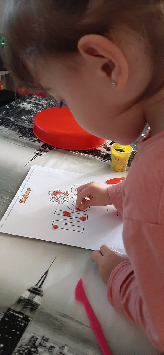 EscolaMontse's tweet photo. Els nens de P3 estan començant a posar el seu nom tots sols #somMontserrat #EscolaMontse #rubiesquedaacasa #totsfemescola #familiaescolamontse #jotambeemquedoacasa #rubicity https://t.co/XE997Nd63e