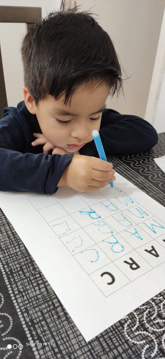 EscolaMontse's tweet photo. Els nens de P3 estan començant a posar el seu nom tots sols #somMontserrat #EscolaMontse #rubiesquedaacasa #totsfemescola #familiaescolamontse #jotambeemquedoacasa #rubicity https://t.co/XE997Nd63e