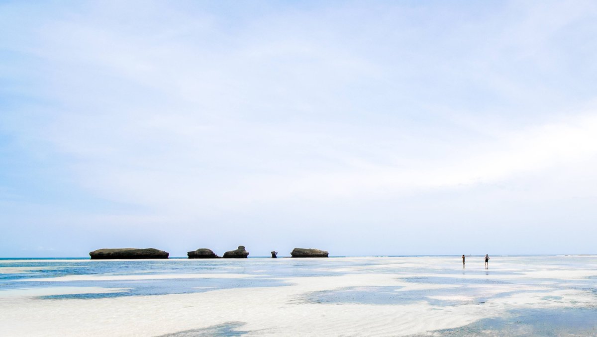 LonnoLodge's tweet photo. I have read in European newspapers and magazines that governments plan to distance beach umbrellas 4 or 5 metres from each other.  Yeah .. right, here in Kenya too 🙂⁠
#kenya #watamu #lonnolodge #magicalkenya #whyilovekenya #travelafrique #ttot #luxurytravel #ecotourism https://t.co/R4BFW17KbZ