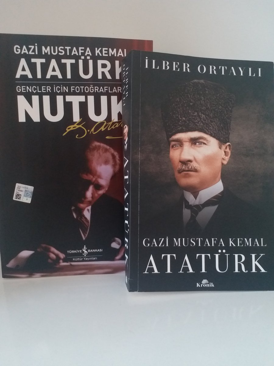 _NurCaliskan's tweet photo. Bu zor zamanlarda da bizi unutmadığınızı gösterdiniz. Bu iki güzel eseri hediye ettiğiniz için çok teşekkür ederim. Her öğrenciye nasip olmaz sizin gibi bir eğitimci. Çok teşekkür ederim.😊 @akucar https://t.co/Wz2PSQDdZc