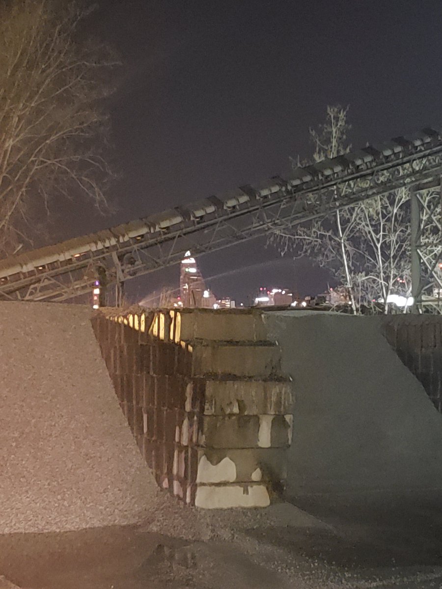 Thadtrain216's tweet photo. 3AM work Flow!! Building Cleveland one load at a time!!! #infinitehustle #overtime #local18 #concrete https://t.co/bkdfrDjfok
