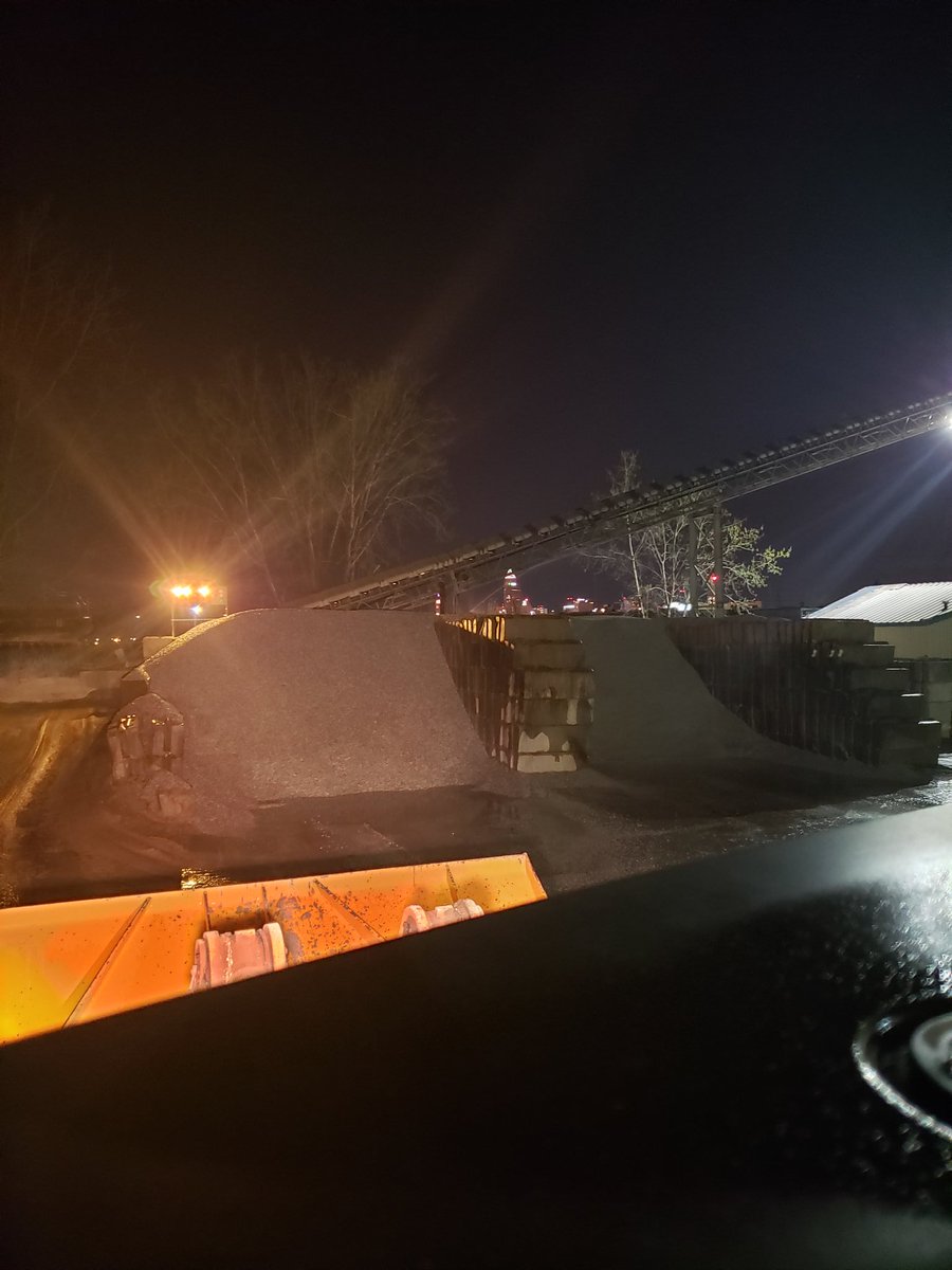 Thadtrain216's tweet photo. 3AM work Flow!! Building Cleveland one load at a time!!! #infinitehustle #overtime #local18 #concrete https://t.co/bkdfrDjfok