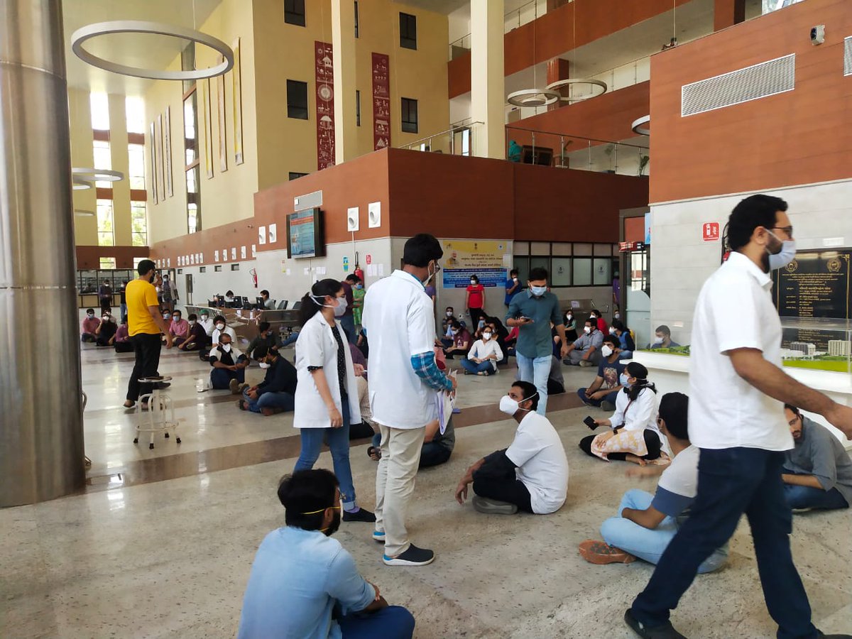 satvyavachan's tweet photo. Resident doctors protesting at SVP hospital for N95 masks..

Warriors without weapons and shields

Left to die and suffer

@PMOIndia 
@vijayrupanibjp 
@JayantiRavi 
@BJP4Gujarat https://t.co/Tx6kKCdCwz