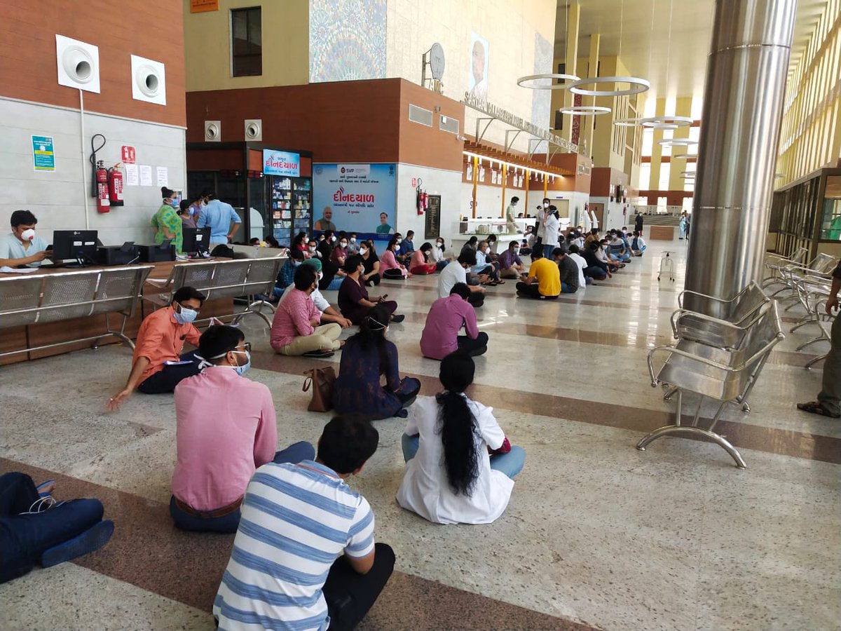 satvyavachan's tweet photo. Resident doctors protesting at SVP hospital for N95 masks..

Warriors without weapons and shields

Left to die and suffer

@PMOIndia 
@vijayrupanibjp 
@JayantiRavi 
@BJP4Gujarat https://t.co/Tx6kKCdCwz