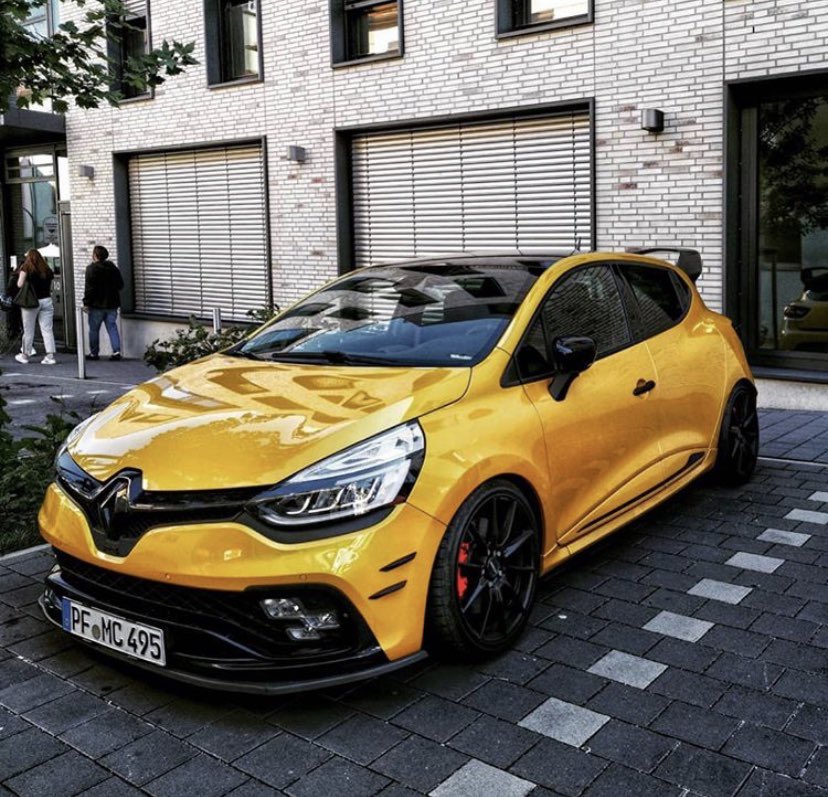 Car lifestyle on X: Clio 4 RS 🐝  / X